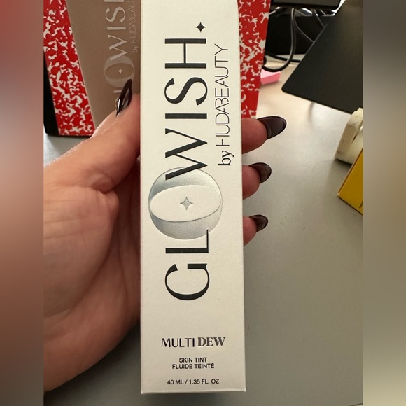 HUDABEAUTY - Glowish - BNIB - Light 03 - Picture 2 of 4